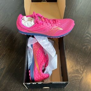 NIB Womens Saucony Kilkenny XC 9 Prospect Quartz Rose Size 9.5 Spike Track Shoes